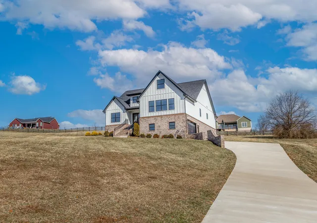 Photo 3 of Single family home for sale at 635 Lakeside Dr, Lancaster, KY 40444 | MLS# 26024114 | Listing updated on 2026-09-02