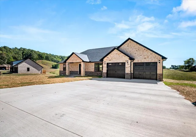 Photo 3 of Single family home for sale at 395 Madison Cir, London, KY 40741 | MLS# 26021707 | Listing updated on 2026-10-13