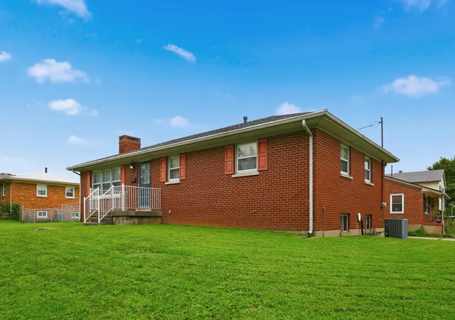 Photo 3 of Single family home for sale at 1715 Harrogate Rd, Lexington, KY 40505 | MLS# 26026387 | Listing updated on 2026-10-22