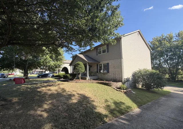 Photo 3 of Single family home for sale at 127 Bay Hl Dr, Winchester, KY 40391 | MLS# 26022409 | Listing updated on 2026-10-13