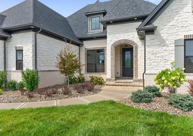 Photo 3 of Mansion for sale at 216 Doe Run Rd, Lexington, KY 40515 | MLS# 26022718 | Listing updated on 2026-09-29