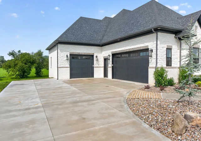 Photo 4 of Single family home for sale at 216 Doe Run Rd, Lexington, KY 40515 | MLS# 26022718 | Listing updated on 2026-09-29