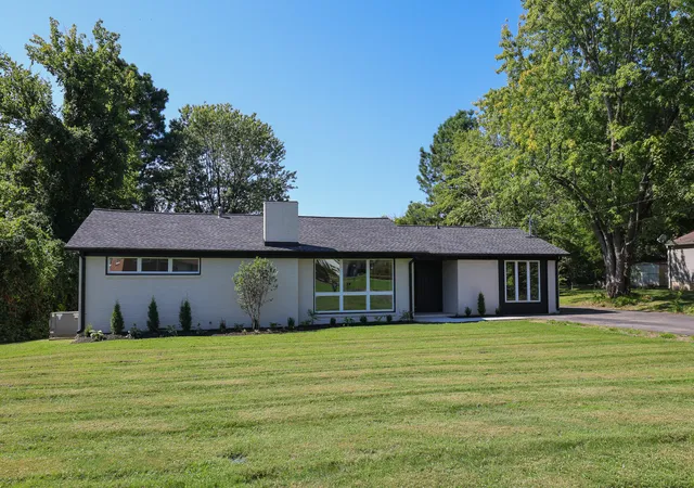 Photo 2 of Sale Pending at 209 Cambridge Dr, Paducah, KY 42001 | MLS# 26024213 | Listing updated on 2026-09-09