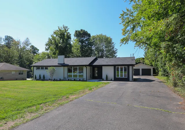 Photo 2 of Sale Pending at 209 Cambridge Dr, Paducah, KY 42001 | MLS# 26024213 | Listing updated on 2026-09-09