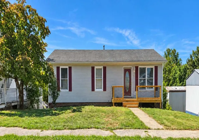Photo 1 of Single family home for sale at 708 Broadway St, Irvine, KY 40336 | MLS# 26022626 | Listing updated on 2026-10-26