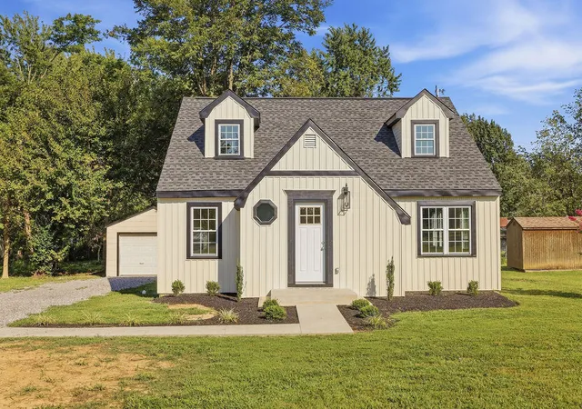 Single family home for sale at 2220 Shawnee Ln, Paducah, KY 42001 | MLS# 26023065