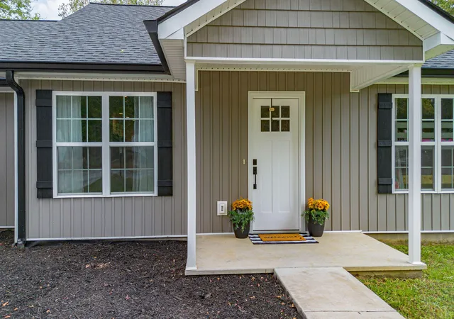 Photo 2 of Single family home for sale at 1910 Debby Dr, Paducah, KY 42003 | MLS# 26025020 | Listing updated on 2026-09-11