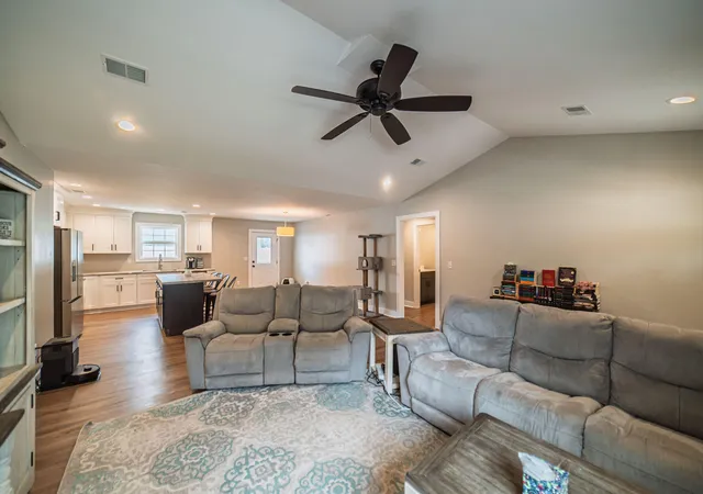 Photo 3 of Single family home for sale at 1910 Debby Dr, Paducah, KY 42003 | MLS# 26025020 | Listing updated on 2026-09-11