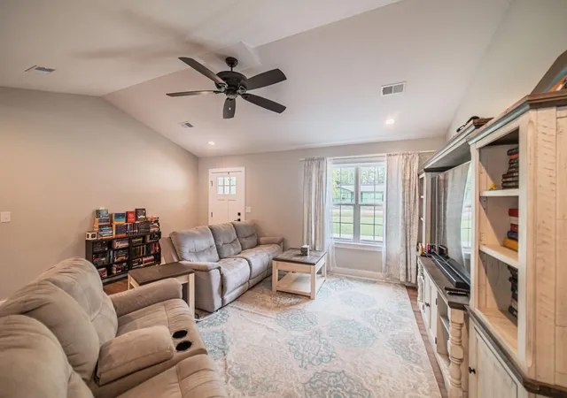 Photo 4 of Single family home for sale at 1910 Debby Dr, Paducah, KY 42003 | MLS# 26025020 | Listing updated on 2026-09-11