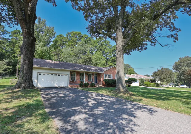 Photo 2 of Sale Pending at 211 Springwell Ln, Paducah, KY 42001 | MLS# 26024433 | Listing updated on 2026-09-11