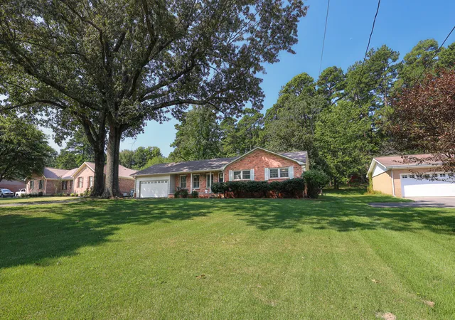 Photo 2 of Sale Pending at 211 Springwell Ln, Paducah, KY 42001 | MLS# 26024433 | Listing updated on 2026-09-11