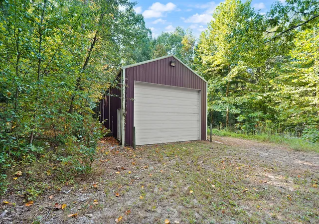 Photo 4 of Single family home for sale at 484 Woods Edge Dr, London, KY 40741 | MLS# 26023956 | Listing updated on 2026-09-18