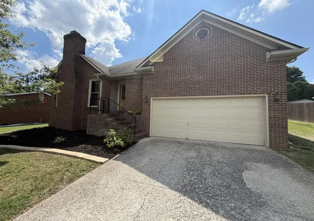 Photo 2 of Single family home for sale at 420 Calmes Blvd, Winchester, KY 40391 | MLS# 26024212 | Listing updated on 2026-09-03