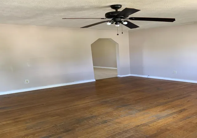 Photo 3 of Sale Pending at 415 Nottaway Dr, Nicholasville, KY 40356 | MLS# 26024128 | Listing updated on 2026-09-16