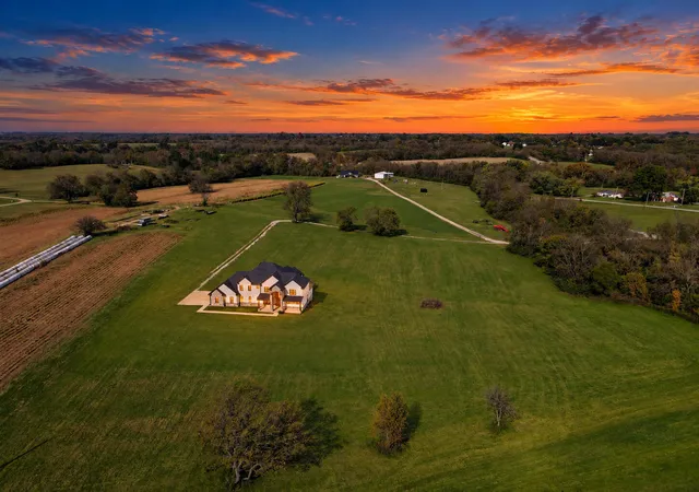 Photo 3 of Single family home for sale at 701 Peacock Rd, Paris, KY 40361 | MLS# 26023435 | Listing updated on 2026-10-20