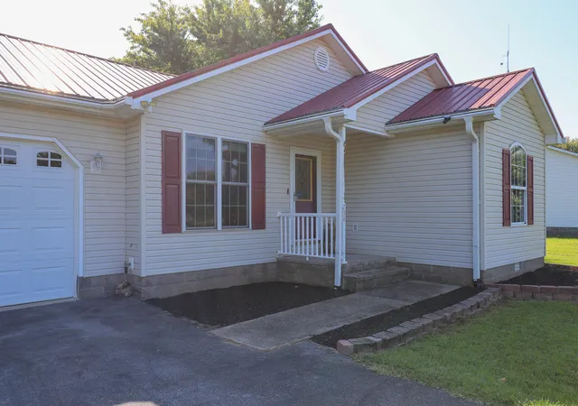 Photo 3 of Sale Pending at 734 Vicksburg Est Rd, Benton, KY 42025 | MLS# 26024146 | Listing updated on 2026-09-11