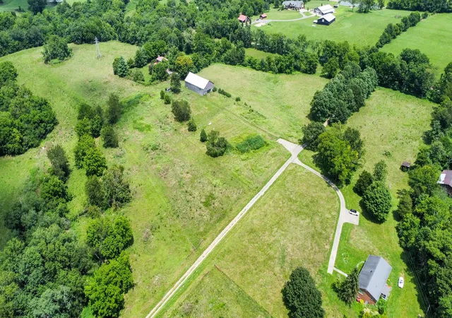 Photo 4 of Sale Pending at 1233 Corman Ln, Nicholasville, KY 40356 | MLS# 26024290 | Listing updated on 2026-09-13