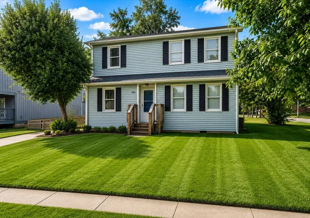 Photo 2 of Multi family home for sale at 121 Lakeview Dr, Nicholasville, KY 40356 | MLS# 26024132 | Listing updated on 2026-09-10