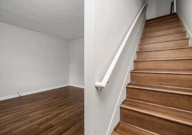 Photo 3 of Multi family home for sale at 121 Lakeview Dr, Nicholasville, KY 40356 | MLS# 26024132 | Listing updated on 2026-09-10