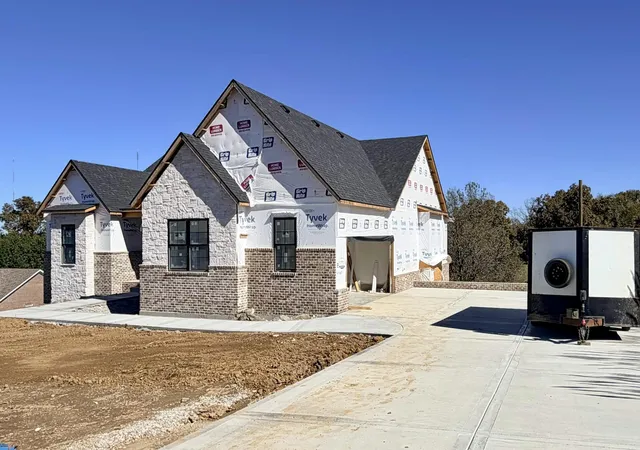 Photo 3 of Single family home for sale at 2037 West Ct, Richmond, KY 40475 | MLS# 26024638 | Listing updated on 2026-10-21
