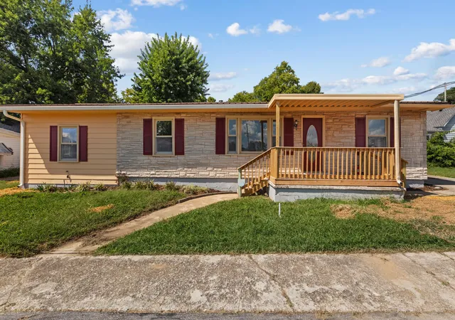 Photo 1 of Single family home for sale at 323 1/2 Lincoln St, Lawrenceburg, KY 40342 | MLS# 26023858 | Listing updated on 2026-09-15