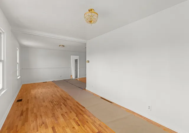 Photo 2 of Single family home for sale at 323 1/2 Lincoln St, Lawrenceburg, KY 40342 | MLS# 26023858 | Listing updated on 2026-09-15