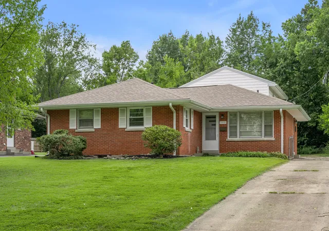 Photo 1 of Sale Pending at 2453 Eastway Dr, Lexington, KY 40503 | MLS# 26024001 | Listing updated on 2026-09-13