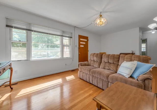 Photo 3 of Sale Pending at 2453 Eastway Dr, Lexington, KY 40503 | MLS# 26024001 | Listing updated on 2026-09-13