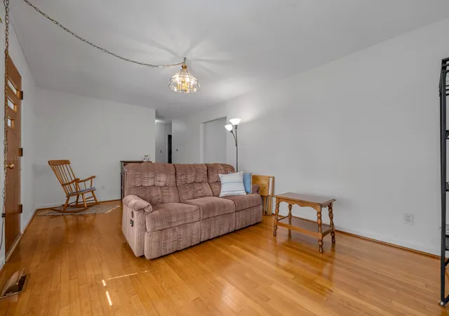 Photo 3 of Sale Pending at 2453 Eastway Dr, Lexington, KY 40503 | MLS# 26024001 | Listing updated on 2026-09-13