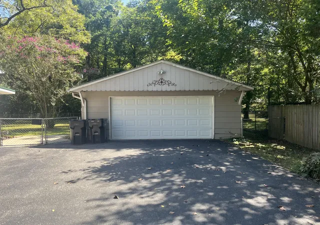 Photo 3 of Sale Pending at 1226 Yarbro Ln, Paducah, KY 42003 | MLS# 26023954 | Listing updated on 2026-09-07