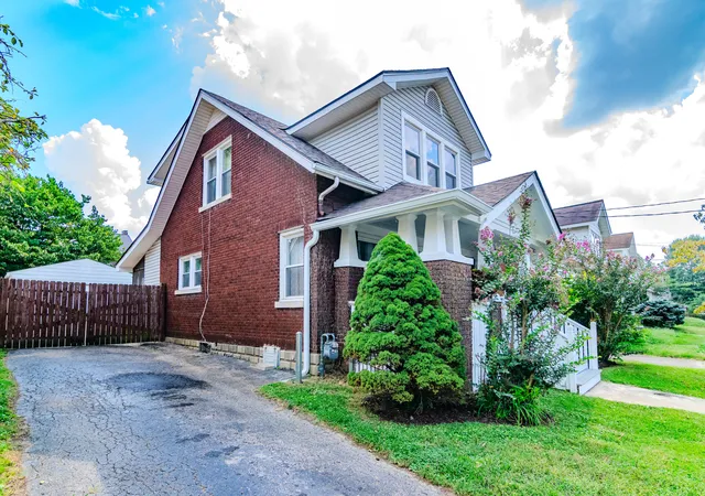 Photo 3 of Sale Pending at 914 Idlewild Ct, Lexington, KY 40505 | MLS# 26024111 | Listing updated on 2026-09-23