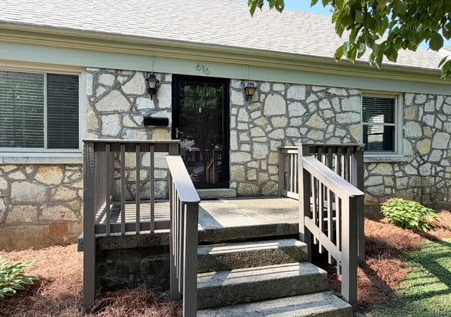 Photo 2 of Sale Pending at 616 Springridge Dr, Lexington, KY 40503 | MLS# 26024033 | Listing updated on 2026-09-05