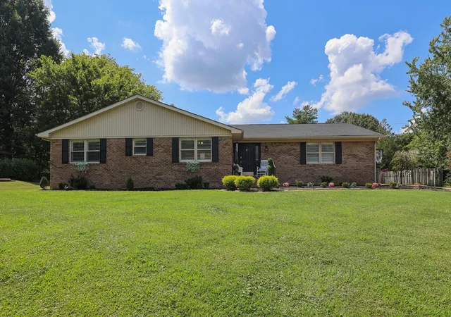 Photo 1 of Sale Pending at 135 Brookfield Dr, Paducah, KY 42001 | MLS# 26024152 | Listing updated on 2026-09-07
