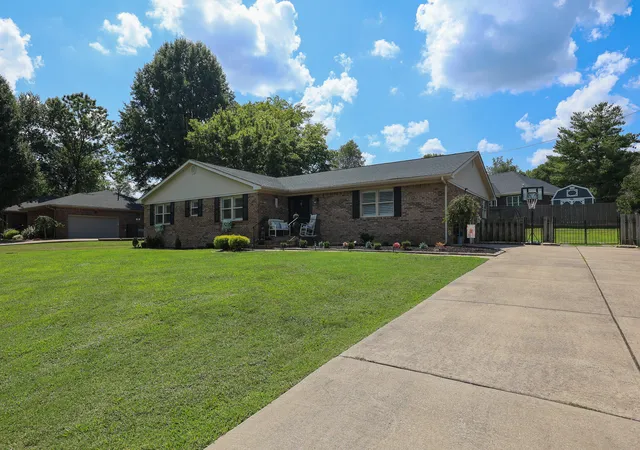 Photo 2 of Sale Pending at 135 Brookfield Dr, Paducah, KY 42001 | MLS# 26024152 | Listing updated on 2026-09-07