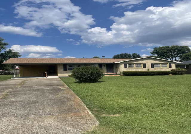 Photo 1 of Single family home for sale at 3030 Clover Ln, Hopkinsville, KY 42240 | MLS# 26023967 | Listing updated on 2026-09-16