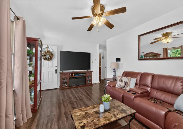 Photo 3 of Single family home for sale at 916 Hickory Hl Dr, Nicholasville, KY 40356 | MLS# 26024008 | Listing updated on 2026-10-23