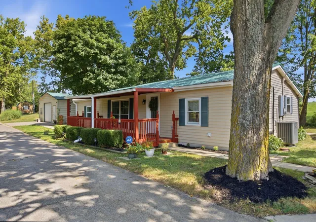 Photo 3 of Sale Pending at 1418 Old Railroad Rd, Nicholasville, KY 40356 | MLS# 26024044 | Listing updated on 2026-09-05