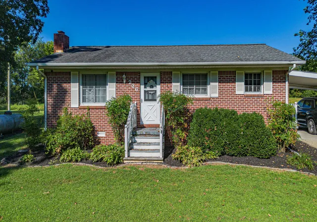 Photo 2 of Sale Pending at 226 Oak Grv Church Rd, Benton, KY 42025 | MLS# 26024067 | Listing updated on 2026-09-04