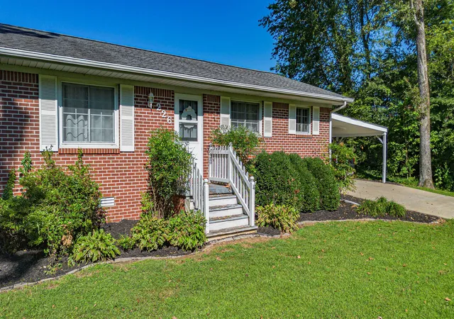 Photo 3 of Sale Pending at 226 Oak Grv Church Rd, Benton, KY 42025 | MLS# 26024067 | Listing updated on 2026-09-04