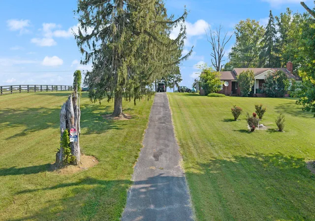 Photo 2 of Single family home for sale at 702 Rogers Rd, Lancaster, KY 40444 | MLS# 26024211 | Listing updated on 2026-09-11