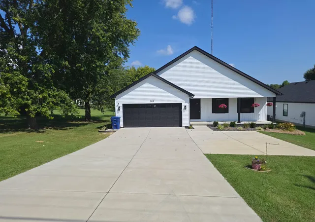 Single family home for sale at 100 Oak Leaf Ln, Somerset, KY 42503 | MLS# 26024265