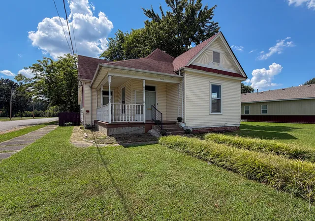 Photo 2 of Single family home for sale at 2002 Guthrie Ave, Paducah, KY 42003 | MLS# 26024277 | Listing updated on 2026-09-08