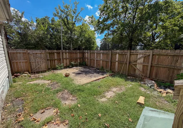 Photo 2 of Single family home for sale at 2002 Guthrie Ave, Paducah, KY 42003 | MLS# 26024277 | Listing updated on 2026-09-08