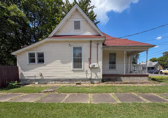 Photo 3 of Single family home for sale at 2002 Guthrie Ave, Paducah, KY 42003 | MLS# 26024277 | Listing updated on 2026-09-08
