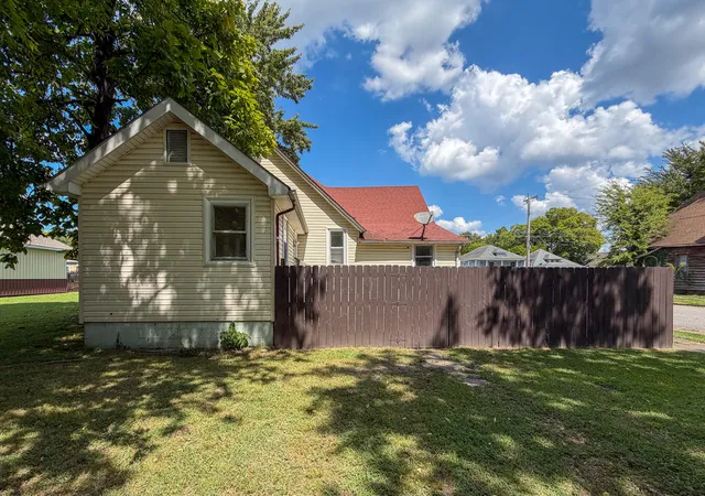 Photo 4 of Single family home for sale at 2002 Guthrie Ave, Paducah, KY 42003 | MLS# 26024277 | Listing updated on 2026-09-08