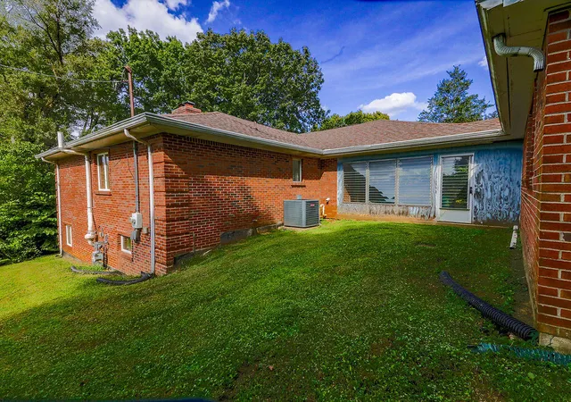 Photo 4 of Single family home for sale at 8804 Watterson Trl, Louisville, KY 40299 | MLS# 26025085 | Listing updated on 2026-09-11