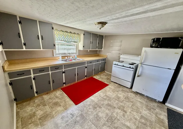 Photo 4 of Single family home for sale at 318 E Frog Holw Rd, Science Hill, KY 42553 | MLS# 26024199 | Listing updated on 2026-09-03