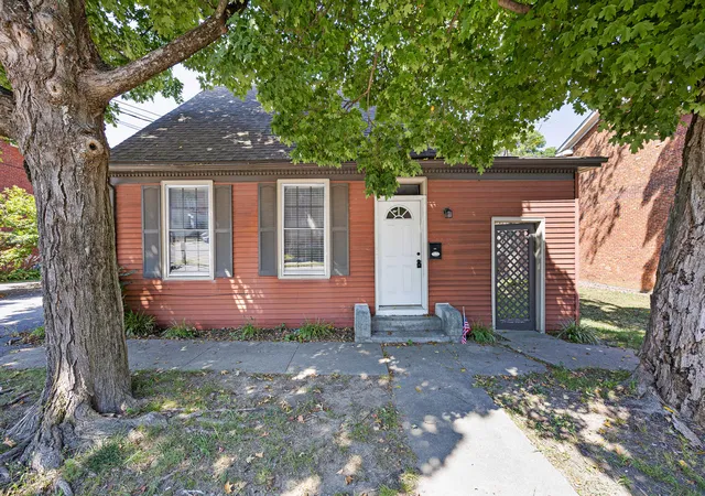 Photo 2 of Sale Pending at 206 S Chiles St, Harrodsburg, KY 40330 | MLS# 26024116 | Listing updated on 2026-09-12