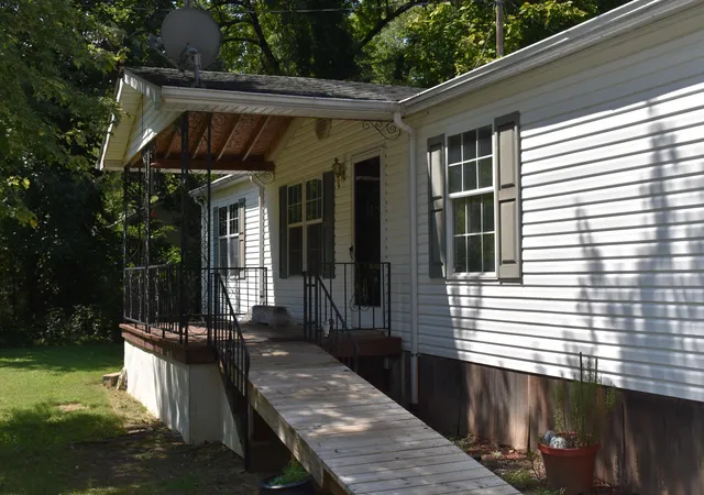 Photo 3 of Single family home for sale at 214 Arizona St, Paducah, KY 42003 | MLS# 26024149 | Listing updated on 2026-09-16