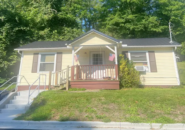 Photo 3 of Single family home for sale at 1915 Dixon St, Ashland, KY 41101 | MLS# 26024163 | Listing updated on 2026-09-15